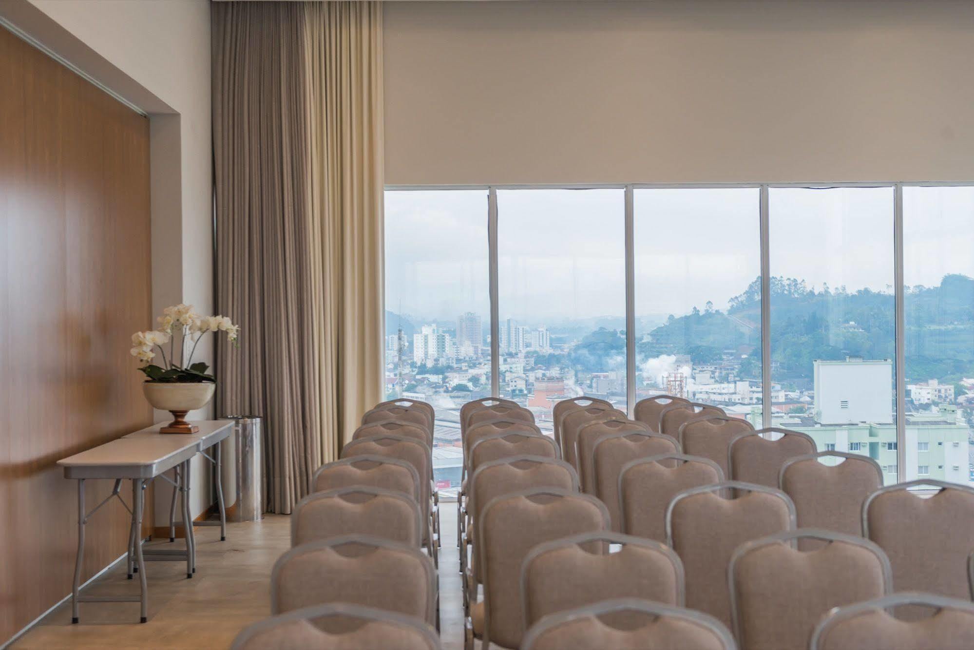 Tri Hotel Executive Brusque Bagian luar foto