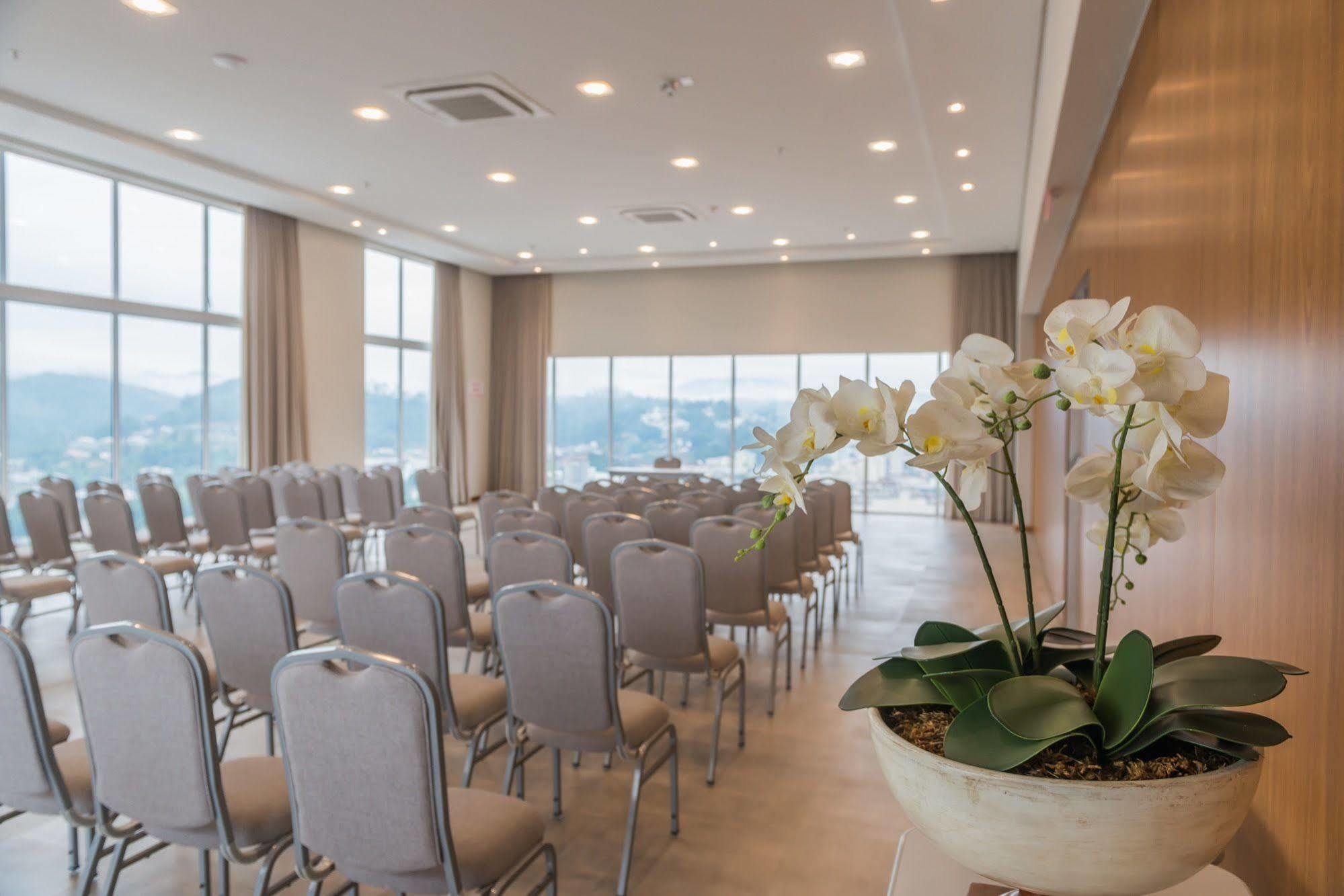 Tri Hotel Executive Brusque Bagian luar foto